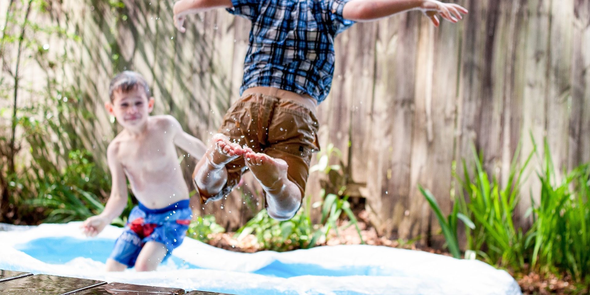 swimming-2561560_1920