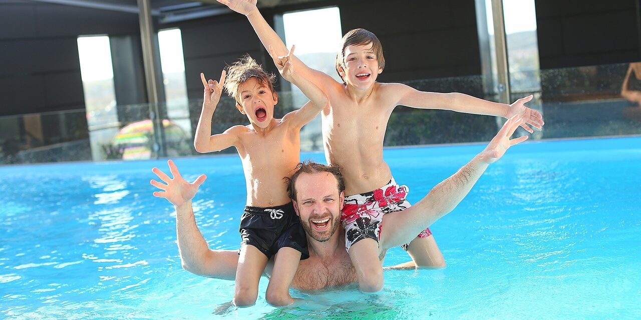 swimming-pool-gdc28e5805_1280